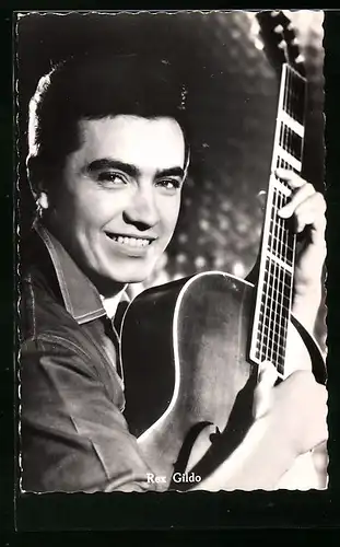 AK Musiker Rex Gildo mit charismatischem Lächeln und Gitarre
