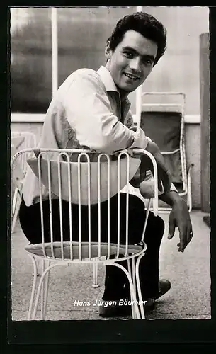 AK Musiker Hans Jürgen Bäumler von der Seite auf einem Stuhl