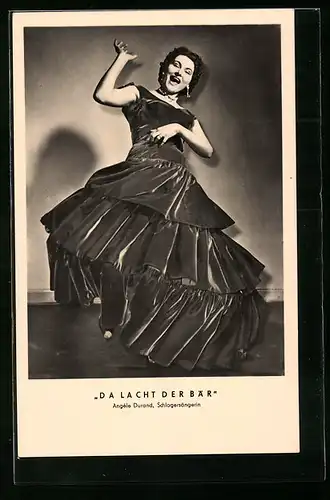 AK Musikerin Angele Durand mit fröhlichem Lächeln