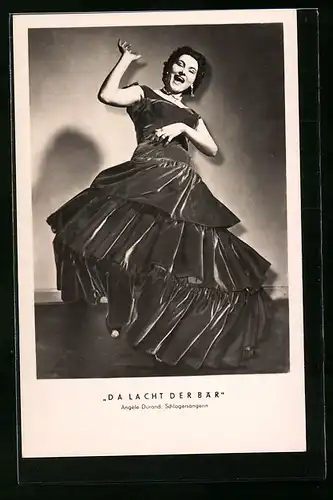 AK Musikerin Angele Durand mit kurzen lockigen Haaren