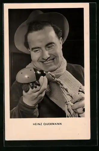 AK Musiker Heinz Quermann mit einem Spielzeug in der Hand