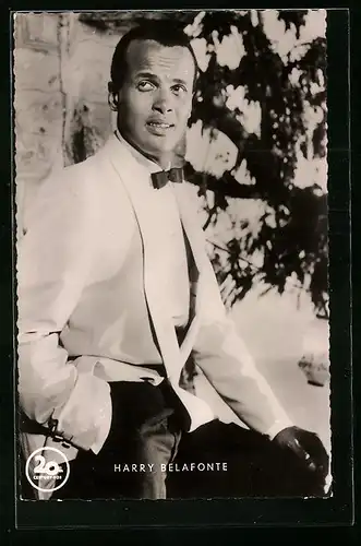 AK Musiker Happy Belafonte mit der Hand in der Hosentasche und Fliege