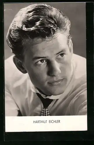 AK Musiker Helmut Eichler mit ernstem Blick zur Seite