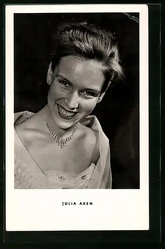 AK Musikerin Julia Axen mit strahlendem Lächeln