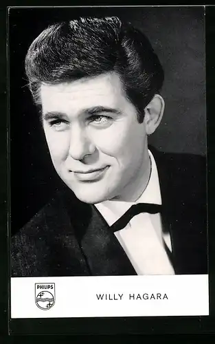 AK Musiker Willy Hagara mit charmantem Blick zur Seite