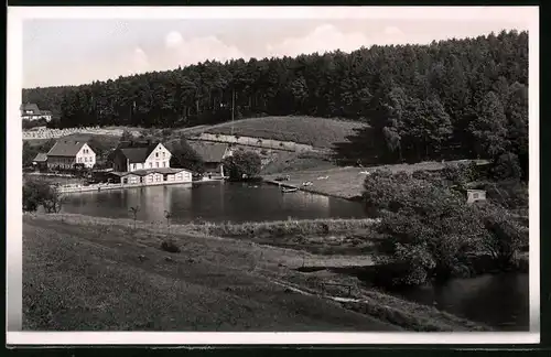 Fotografie Brück & Sohn Meissen, Ansicht Herrndorf-Hetzdorf, Blick auf den Badeteich und das Gasthaus Sumpfmühle