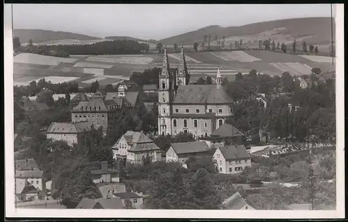 Fotografie Brück & Sohn Meissen, Ansicht Schirgiswalde, Ortsansicht mit Blick zur Pfarrkirche