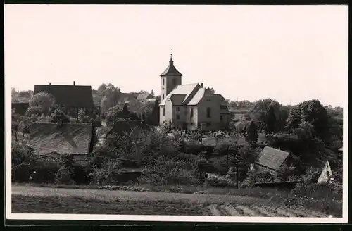 Fotografie Brück & Sohn Meissen, Ansicht Bieberstein i. Sa., Blick in den Ort mit Kirche