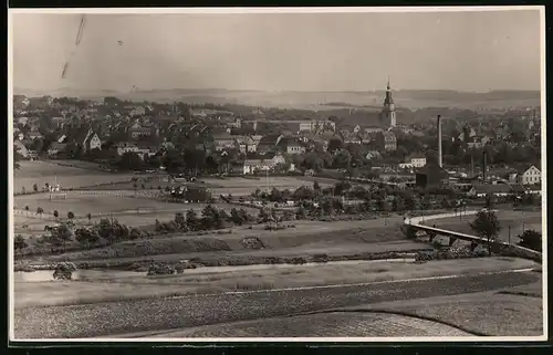 Fotografie Brück & Sohn Meissen, Ansicht Frankenberg i. Sa., Blick auf die Stadt mit Fussballplatz