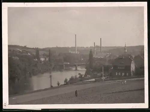 Fotografie Brück & Sohn Meissen, Ansicht Lunzenau, Blick auf die Stadt mit Fabrikschornsteinen