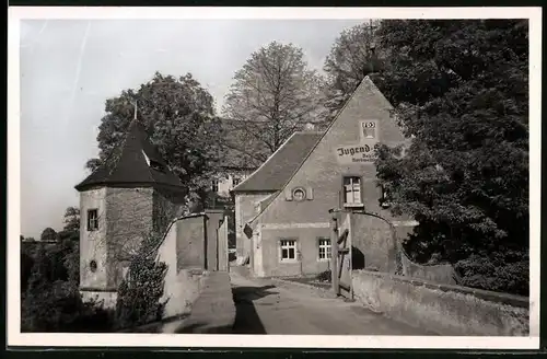 Fotografie Brück & Sohn Meissen, Ansicht Mutzschen i. Sa., Partie auf der Brücke zum Schloss, FDJ Jugend Schule