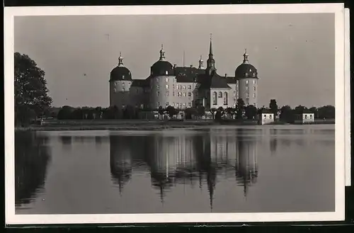 Fotografie Brück & Sohn Meissen, Ansicht Moritzburg, Blick über den Schlossteich auf das Jagdschloss