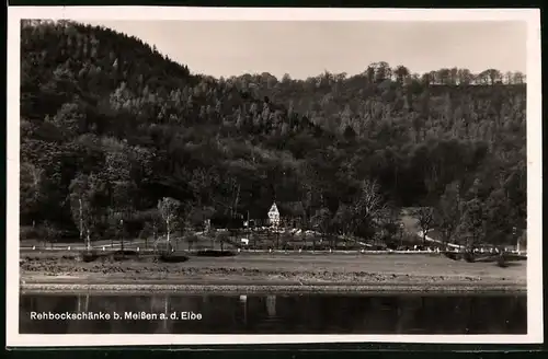 Fotografie Brück & Sohn Meissen, Ansicht Meissen i. Sa., Blick über die Elbe auf das Gasthaus Rehbockschänke