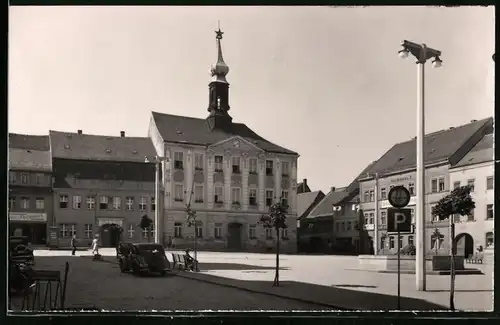 Fotografie Brück & Sohn Meissen, Ansicht Radeberg, Marktplatz mit Stadthaus und Rathaus