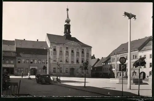 Fotografie Brück & Sohn Meissen, Ansicht Radeberg, Blicka uf den Marktplatz mit Stadthaus