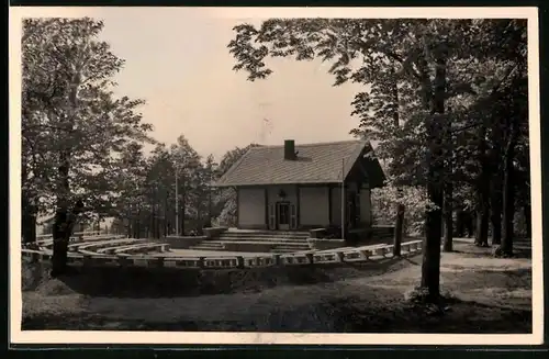 Fotografie Brück & Sohn Meissen, Ansicht Niederau, Partie am Gellerthaus mit Freilichtbühne