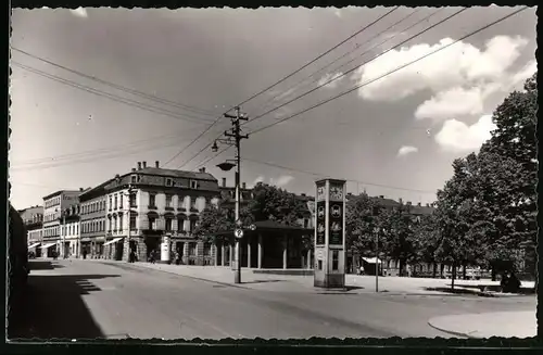 Fotografie Brück & Sohn Meissen, Ansicht Riesa / Elbe, Leninplatz mit Blick in die Ernst-Thälmann-Strasse, Litfasssäule