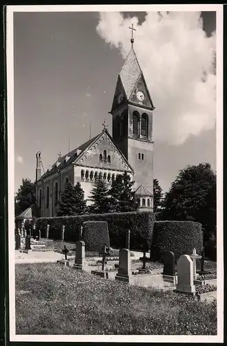 Fotografie Brück & Sohn Meissen, Ansicht Bretnig, Evangelische Kirche mit Friedhof
