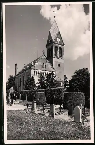 Fotografie Brück & Sohn Meissen, Ansicht Bretnig, Partie auf dem Friedhof mit der Evangelischen Kirche