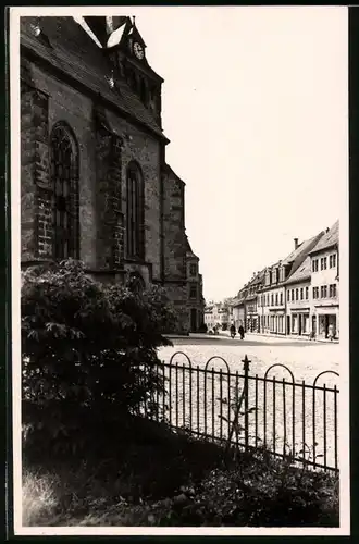 Fotografie Brück & Sohn Meissen, Ansicht Lommatzsch, Strassenpartie an der Kirche mit Geschäften