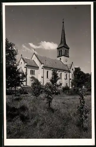 Fotografie Brück & Sohn Meissen, Ansicht Ottendorf-Okrilla, im Garten der Kirche mit Blick auf die Kirche
