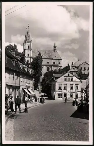 Fotografie Brück & Sohn Meissen, Ansicht Schirgiswalde, Strassenpartie am Markt mit Geschäft Ernst Teubner