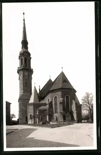 Fotografie Brück & Sohn Meissen, Ansicht Radeberg, Strassenpartie mit Blick auf die Kirche