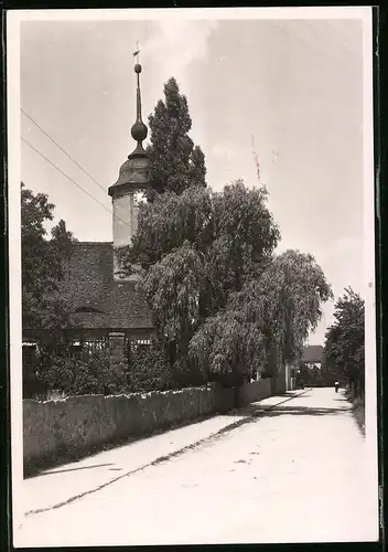 Fotografie Brück & Sohn Meissen, Ansicht Oberau, Strassenpartie mit der Kirche