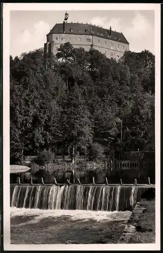 Fotografie Brück & Sohn Meissen, Ansicht Frankenberg i. Sa., Blick vom Wehr auf das Schloss Sachsenburg