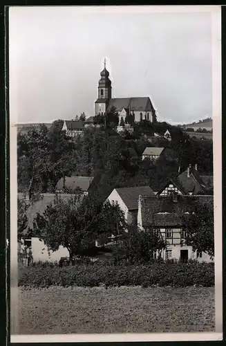 Fotografie Brück & Sohn Meissen, Ansicht Leuben, Blick auf den Ort mit der Kirche, Himmel vom Fotografen retuschiert