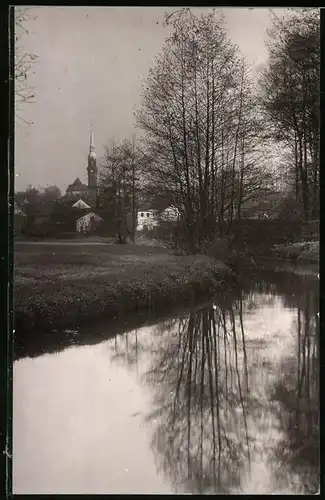 Fotografie Brück & Sohn Meissen, Ansicht Radeberg i. Sa., Flusspartie mit Blick zur Kirche