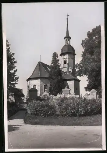Fotografie Brück & Sohn Meissen, Ansicht Gröbern, Blick auf die Kirche samt Friedhof