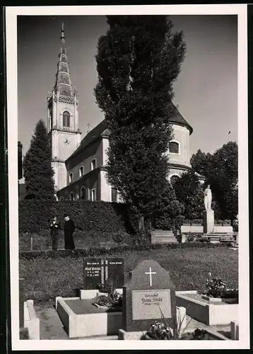 Fotografie Brück & Sohn Meissen, Ansicht Schirgiswalde, auf dem Friedhof mit Katholischer Kirche und Pfarrer