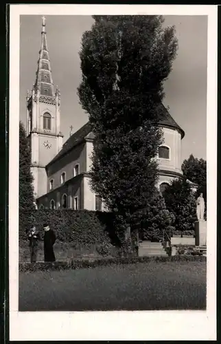 Fotografie Brück & Sohn Meissen, Ansicht Schirgiswalde, Pastor spaziert an der Katholischen Kirche