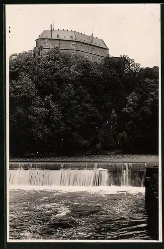 Fotografie Brück & Sohn Meissen, Ansicht Frankenberg i. Sa., Blick auf das Schloss Sachsenburg mit Wehr
