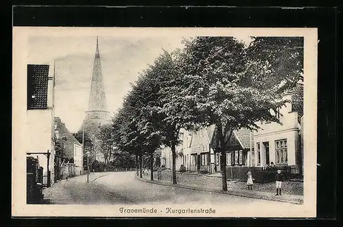 AK Travemünde, Passanten in der Kurgartenstrasse