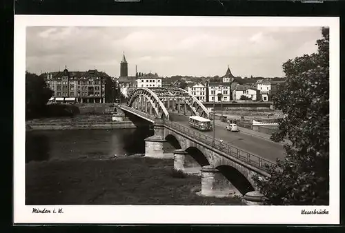 AK Minden i. W., Weserbrücke mit Strasse und Blick auf die Stadt