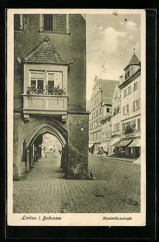 AK Lindau i. Bodensee, Fussgänger auf der Maximilianstrasse