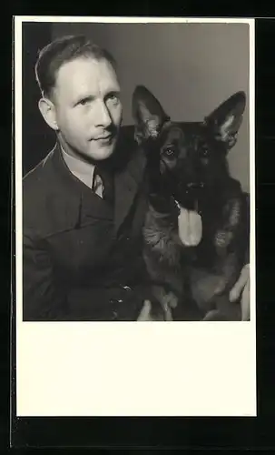 Foto-AK Stolzer Besitzer mit Schäferhund