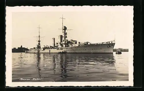 AK Kreuzer Emden der Kriegsmarine im Hafen vor Anker liegend