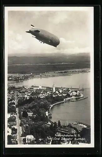 AK Friedrichshafen a. B., Fliegeraufnahme der Stadt mit dem Luftschiff LZ127 Graf Zeppelin