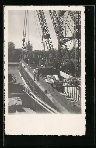 Foto-AK Bauphase des Binnenschiffes Libelle im Hafen