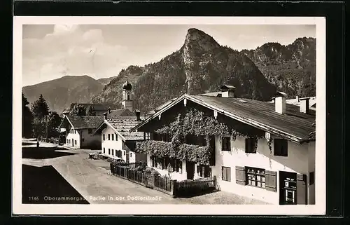 AK Oberammergau, Partie in der Dedlerstrasse mit Kirche