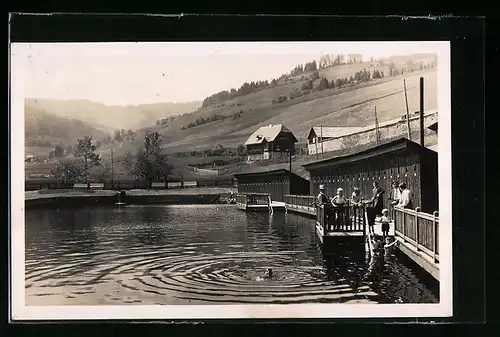 AK St. Lambrecht, Passanten im Freibad