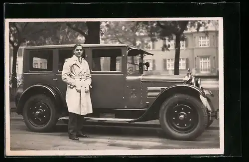 Foto-AK Junger Mann vor einem zeitgenössischen Automobil, ca. 1928