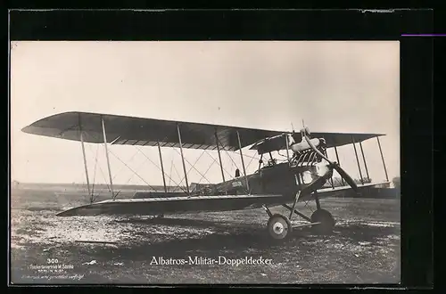Foto-AK Sanke Nr. 300: Albatros-Militär-Doppeldecker.Flugzeug einsatzbereit auf dem Flugfeld