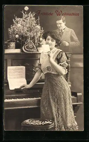 Foto-AK Junger Frau am Klavier erscheint der Geist ihres Liebsten