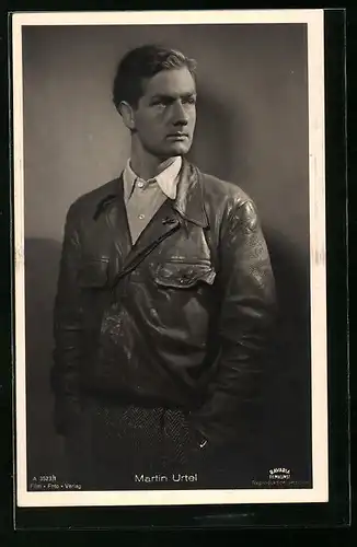 AK Schauspieler Martin Urtel in einer Lederjacke mit ernstem Blick zur Seite