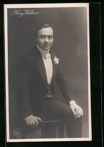 AK Schauspieler Harry Walden sitzt auf einem Tisch