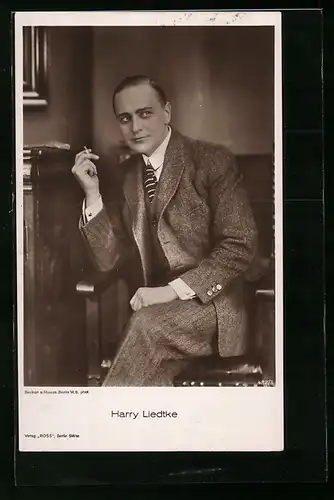 AK Schauspieler Harry Liedtke im Anzug mit Zigarette